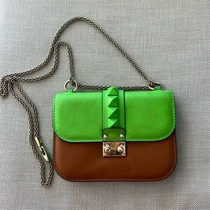 VALENTINO GARAVANI 
Vitello Glam Lock Rockstud Flap Green Fluo Light Cuir